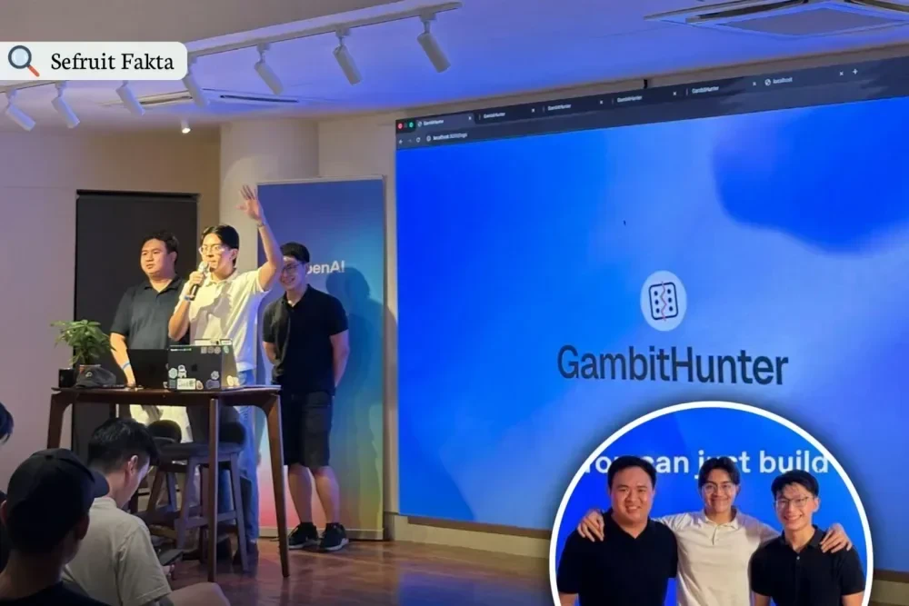 Tim GambitHunter menerima penghargaan di panggung hackathon