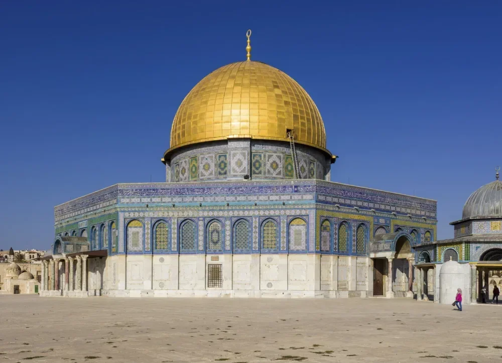Bangunan ikonik Kubah Batu atau Dome of the Rock dengan kubah emasnya di kompleks Masjidil Aqsa