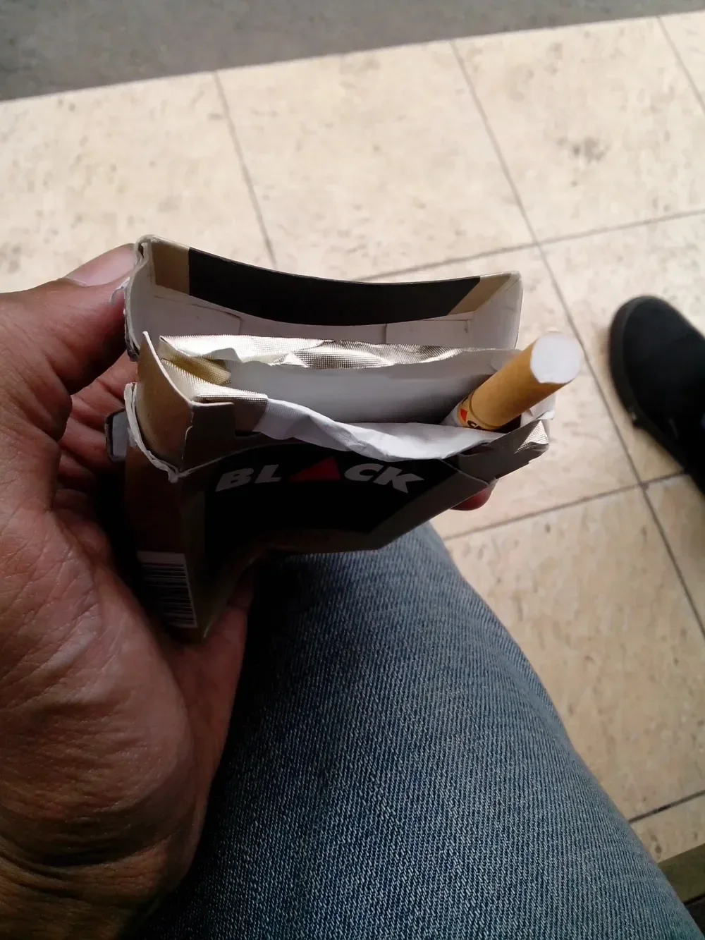 Rokok terakhir menunggu keberangkatan