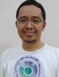 Ilustrasi kebahagiaan seseorang menikmati ekosistem digital yang bersih dan legal di depan laptop