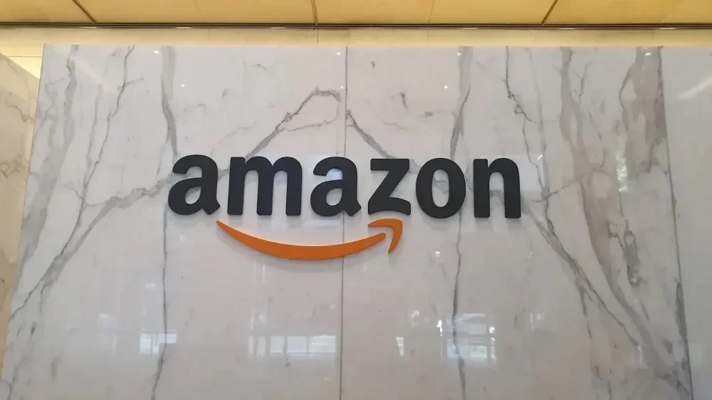 Logo Amazon di gedung perkantoran modern.