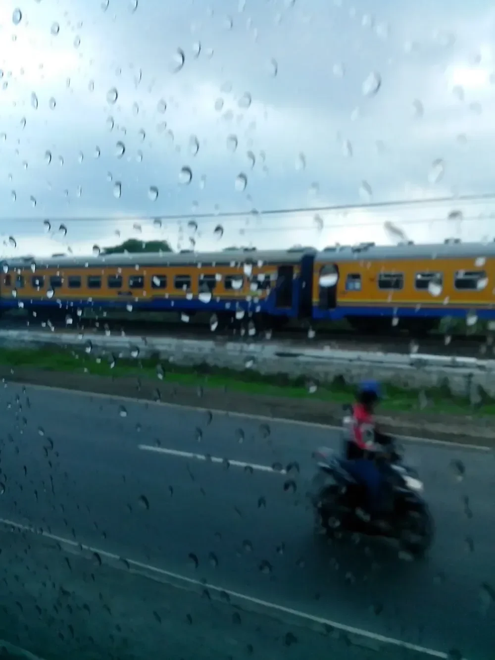 Bis yang aku tumpangi Balapan lawan Kereta Api