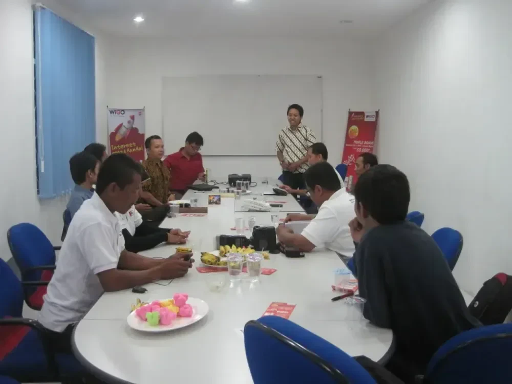 Foto bersama antara tim Komunitas Blogger Balikpapan dan tim manajemen WiGO 4G