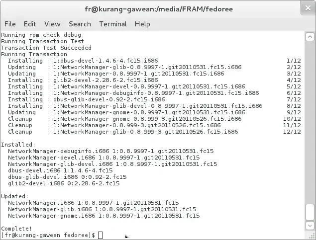 Tampilan antarmuka Fedora 15 setelah proses instalasi paket perbaikan NetworkManager selesai