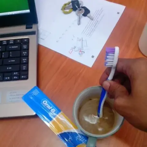 Bahaya Menggunakan Sikat Gigi untuk Mengaduk Minuman