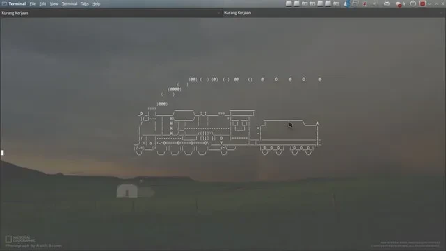 Kereta api uap ASCII berukuran besar memenuhi layar terminal Linux