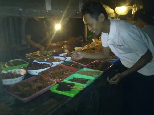 Proses mengambil hidangan makanan secara swalayan di warung angkringan