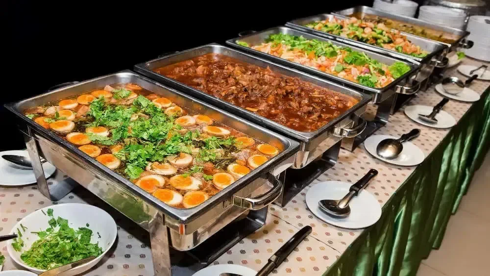 Ilustrasi piring yang hanya berisi sedikit makanan