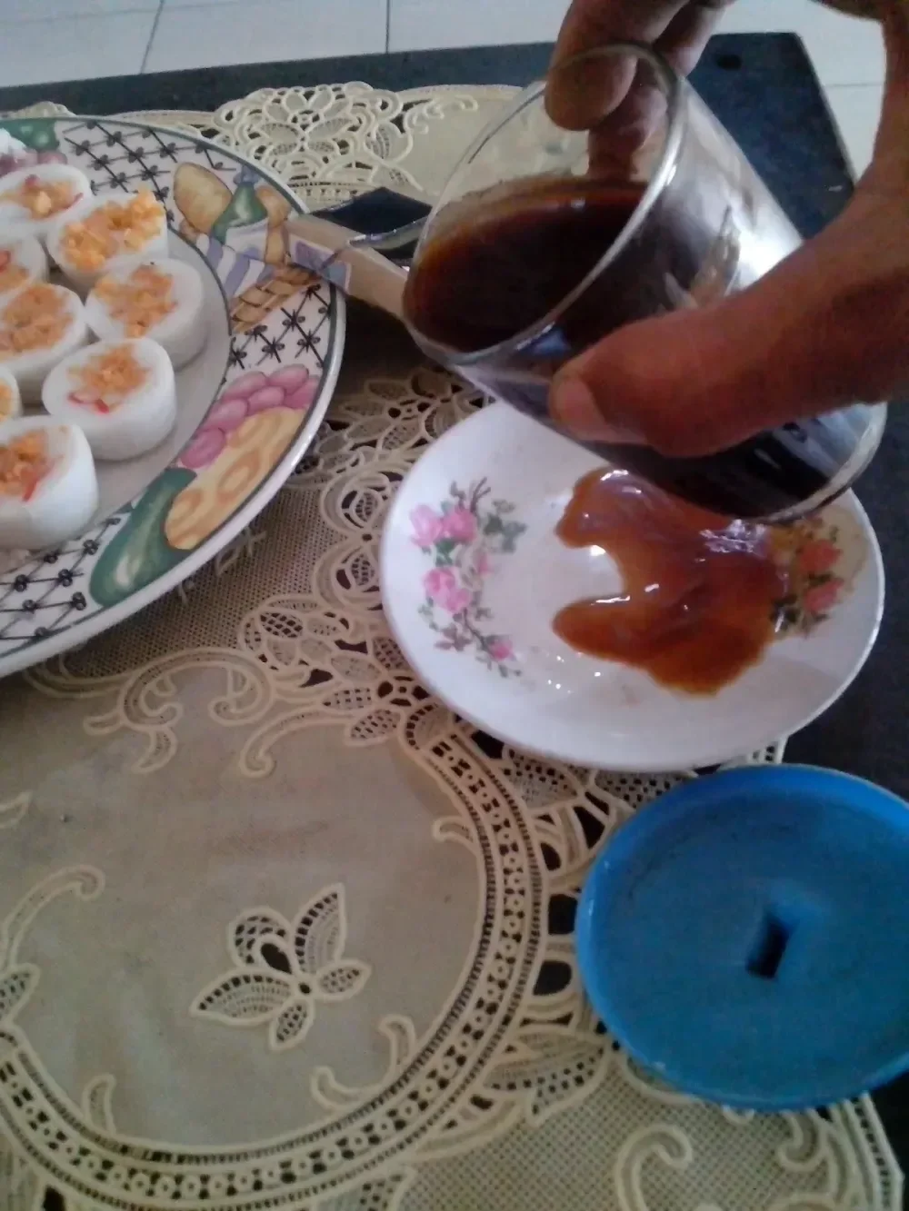 Kopi Hitam Mantap dan Kue Ikan