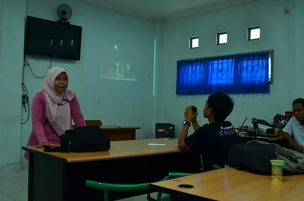 Diskusi kelompok antar peserta