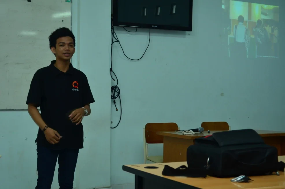 Pemberian materi di depan kelas