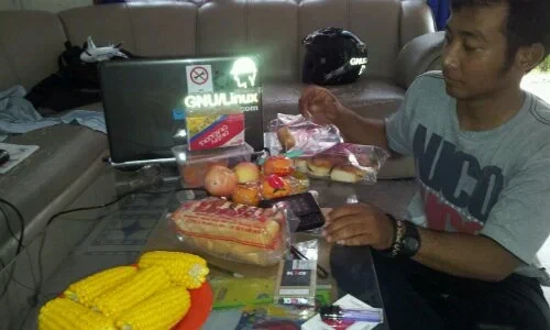 Proses merebus jagung di dalam panci