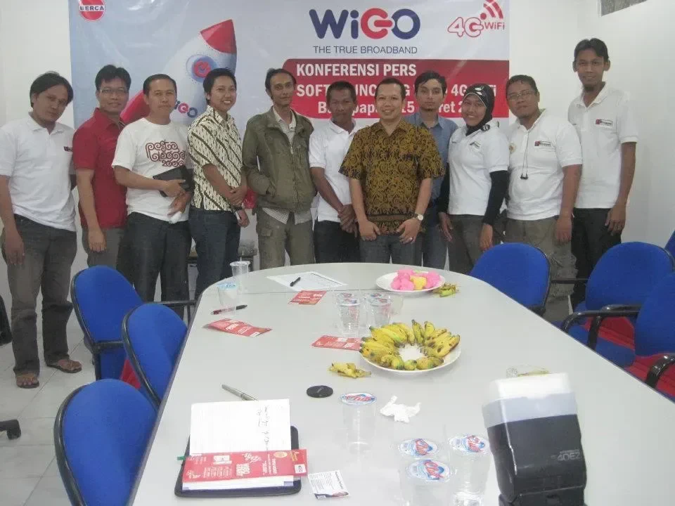 Wujud fisik modem portabel WiGO 4G berwarna putih yang diperkenalkan saat kunjungan