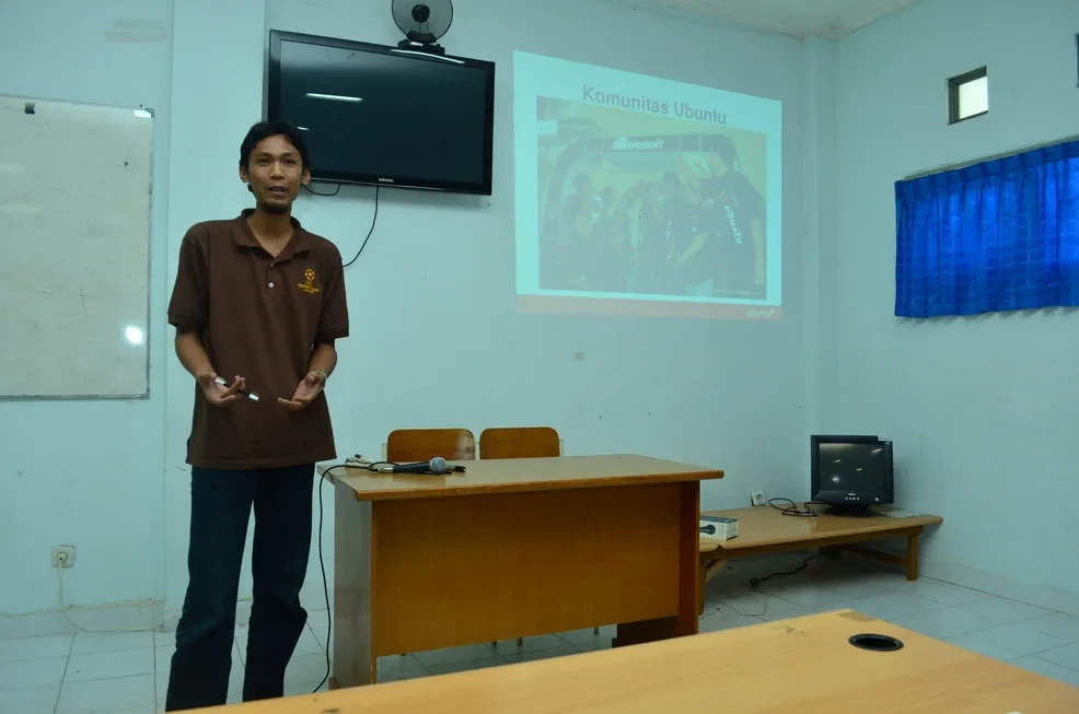 Diskusi pembukaan kegiatan komunitas Linux