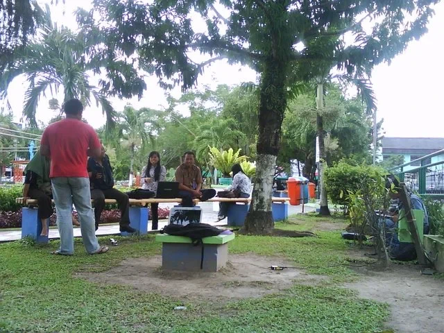 Asyik ngenet di taman