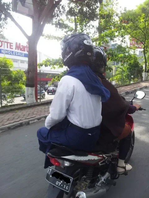 Gaya Hijab Saat Berkendara Motor: Perbandingan dan Tips Aman