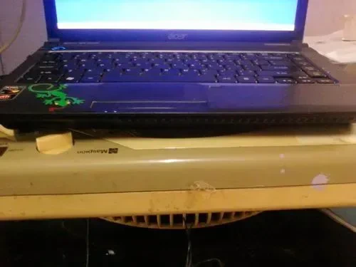 Laptop diletakkan di depan kipas box untuk pendinginan