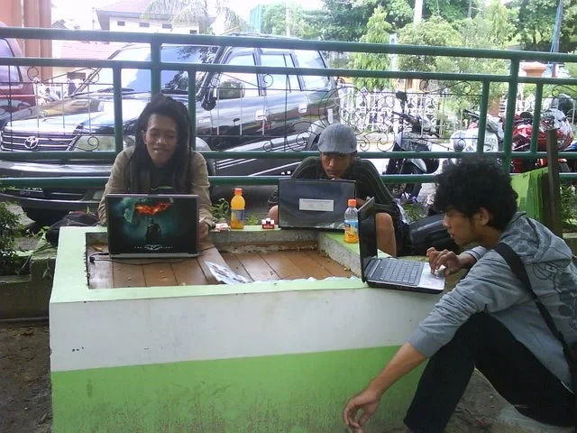 Si ini Bob Marley atau Mbah Surip? (lope you pull)
