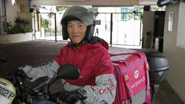 Driver ojol sedang menunggu