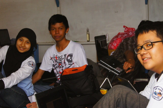 Proses instalasi materi yang sedang dijelaskan di layar laptop