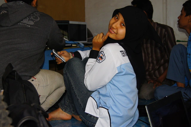 Suasana belajar lesehan di lantai kamar kos yang santai namun fokus