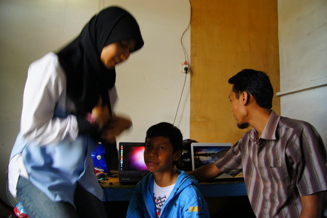 Diskusi santai namun serius saat membedah sistem operasi