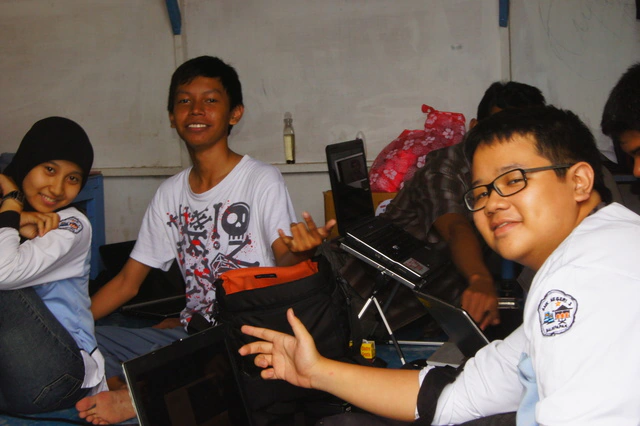 Keterbatasan ruang kos tidak menghalangi niat untuk berkumpul