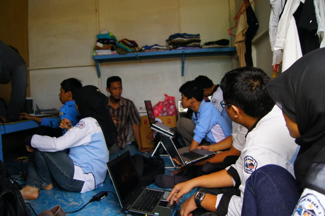 Seseorang mencoba mengoperasikan distro Linux baru di laptopnya