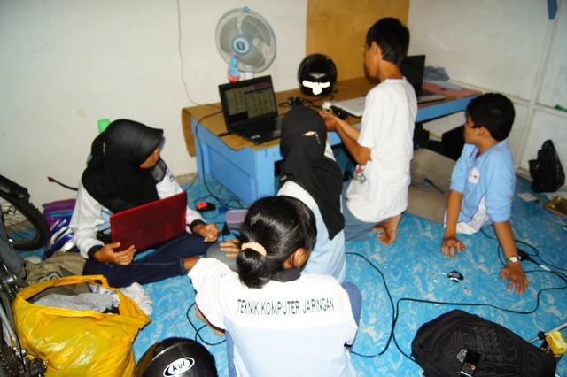 Suasana sesi belajar Natty Release Party yang padat di dalam sebuah kamar kos