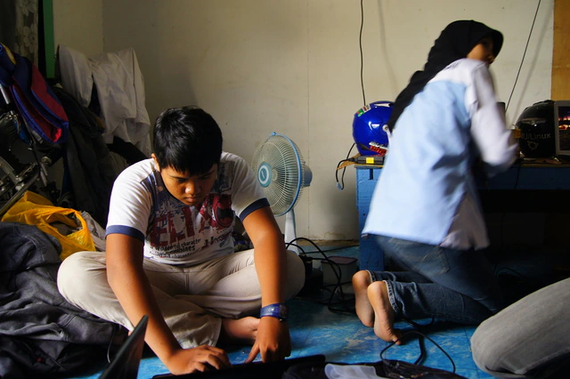 Close-up proses booting dan instalasi OS Linux di layar laptop