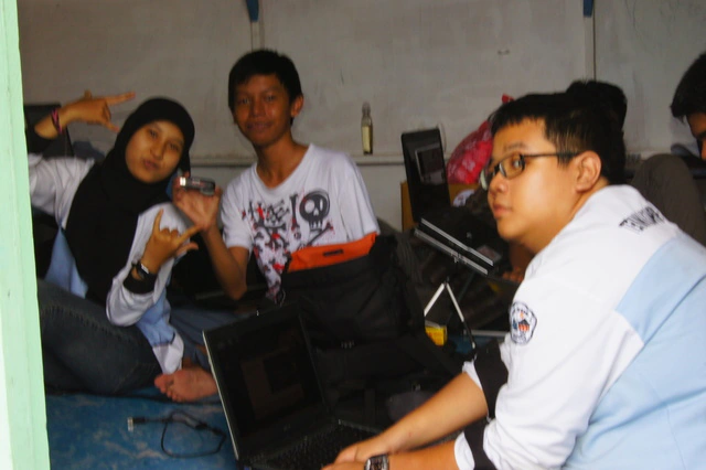 Partisipan saling bahu membahu fokus memperhatikan materi Linux