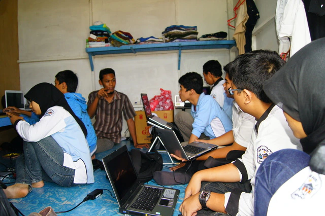 Kegiatan instalasi kolektif secara paralel di beberapa laptop