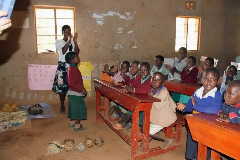 anak belajar di Uganda
