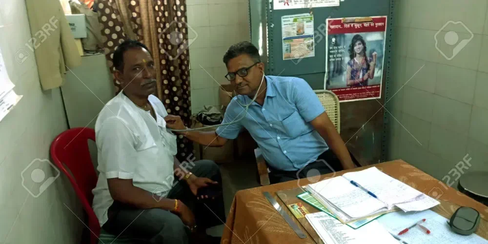 dokter memeriksa pasien di desa