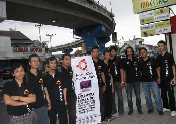 Foto tambahan kegiatan release party atau demo Ubuntu Jogja sekitar tahun 2008