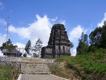 Candi Bima yang megah di tengah pepohonan
