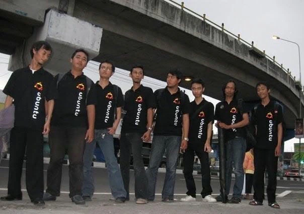 Foto tambahan suasana nostalgia Ubuntu Jogja dengan kawan-kawan komunitas lama yang kembali dikenang lewat Facebook