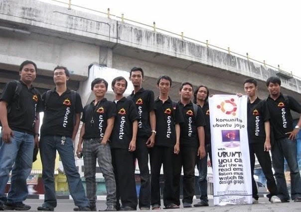 Foto lama Komunitas Ubuntu Jogja sekitar tahun 2008 sebagai pemantik nostalgia release party dan demo Ubuntu