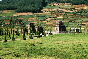 Pemandangan luas Dataran Tinggi Dieng dengan perbukitan hijau