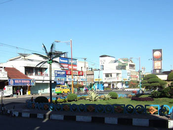 Suasana Kota Wonosobo dengan latar pegunungan