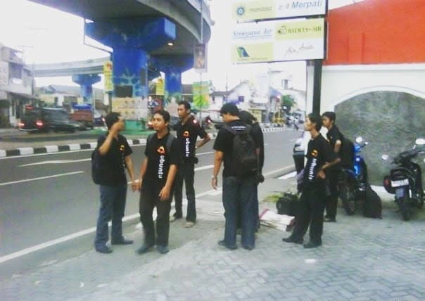 Foto tambahan suasana Komunitas Ubuntu Jogja dengan kaos atau logo lama Ubuntu dari masa release party