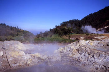 Kawah Sikidang dengan asap belerang dan air panas