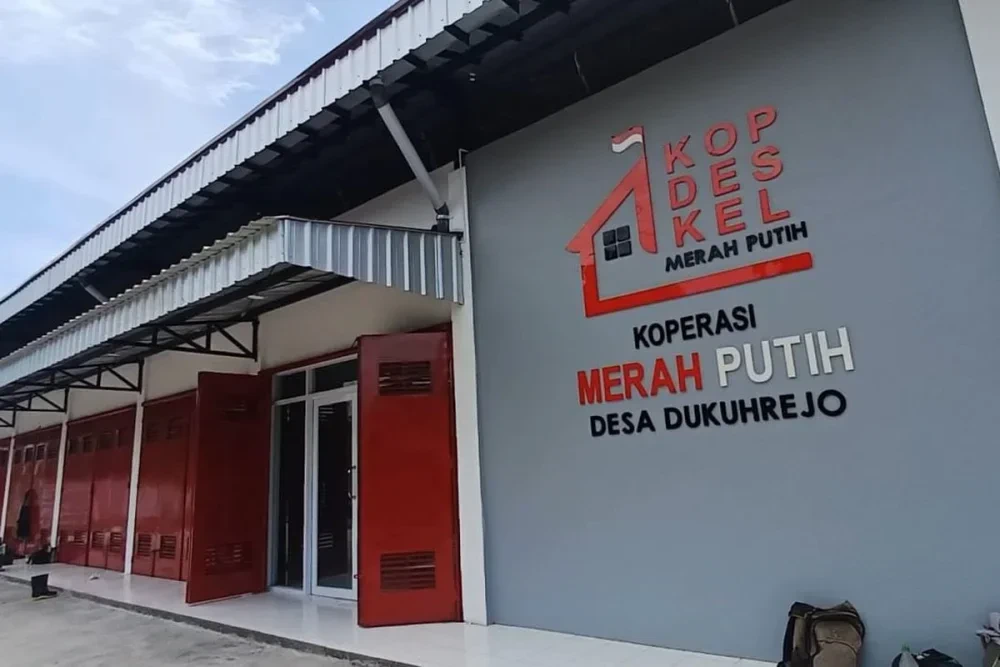 Spanduk larangan masuk untuk rentenir dan koperasi palsu di wilayah pedesaan