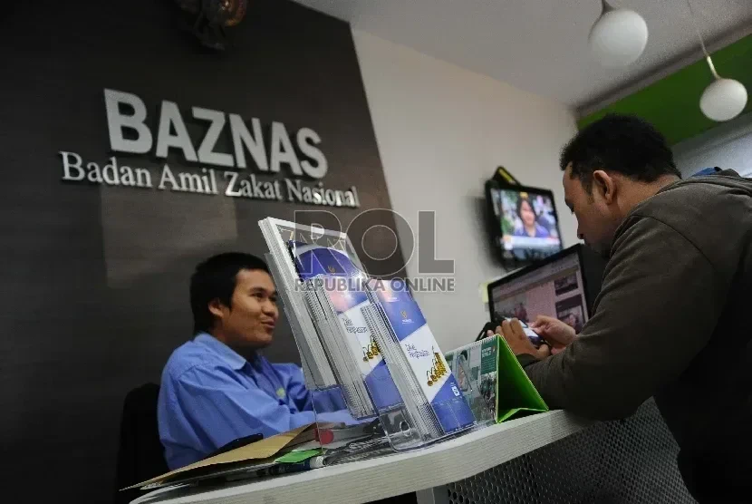 Petugas melayani pembayar zakat di kantor Baznas
