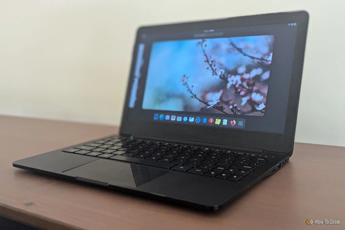 Laptop Star Labs StarLite MkIV terletak di atas rak, mencerminkan estetika perangkat keras yang sering digunakan dengan Linux