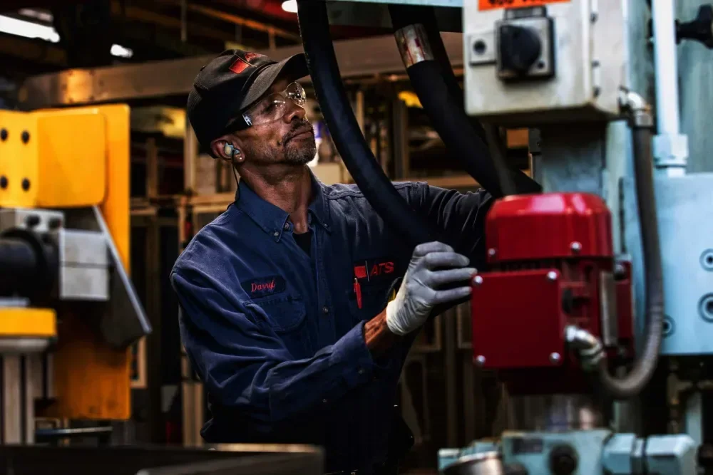 Teknisi melakukan inspeksi equipment industri