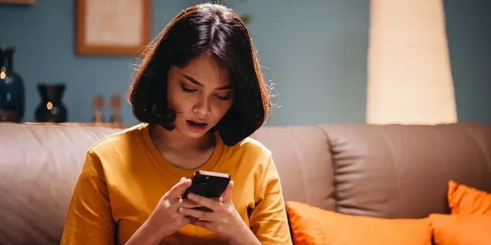 Driver ojol sedang mengecek ponsel